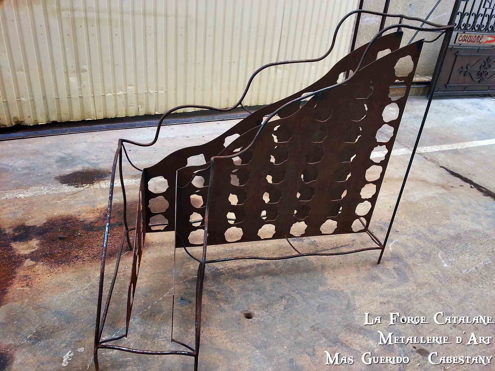 casier support bouteilles effet tordu et decoupe laser 2 fer Forge Catalane Cabestany.jpg